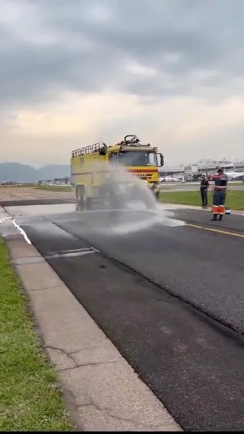 Remoção de derramamento de óleo em pista